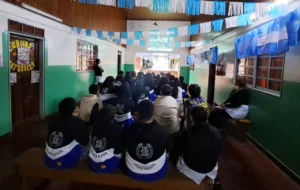 Alumnos de la Escuela 267 de Colonia Victoria durante la charla sobre prevención de adicciones.