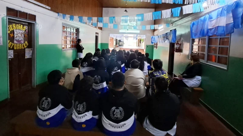 Alumnos de la Escuela 267 de Colonia Victoria durante la charla sobre prevención de adicciones.