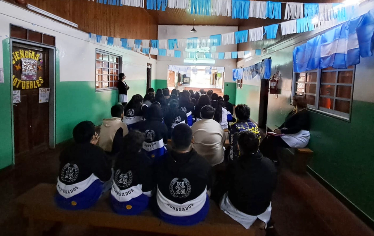 Alumnos de la Escuela 267 de Colonia Victoria durante la charla sobre prevención de adicciones.