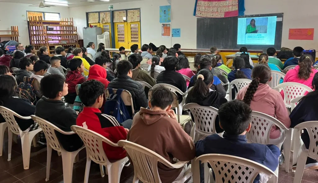 Alumnos de la Escuela 719 de San Ignacio durante la charla sobre prevención de adicciones.