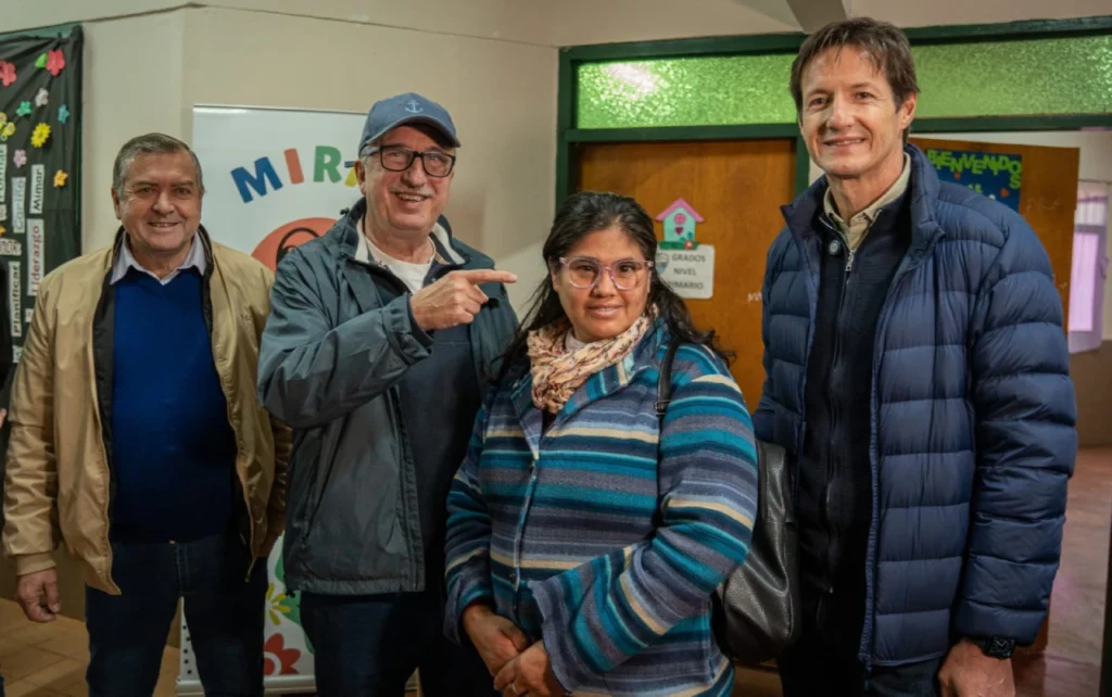 Señora luce sonriente sus nuevos lentes junto a Héctor Decut y Hugo Passalacqua.