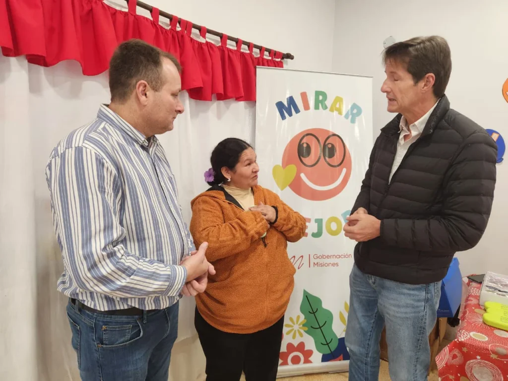 Héctor Decut charla con una pareja de vecinos durante la visita de Mirar Mejor a Campo Viera.
