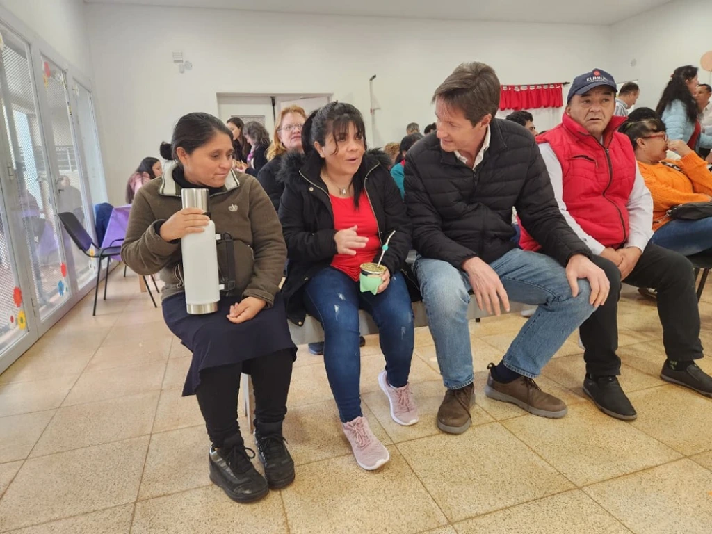 Héctor Decut charla con algunas vecinas que esperan a ser atendidas.