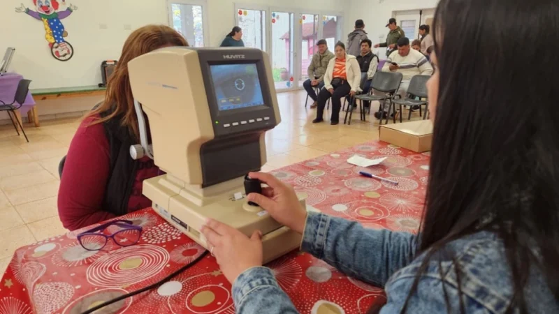 Una mujer recibe control de la vista con autorefractómetro. Mirar Mejor - Campo Viera.