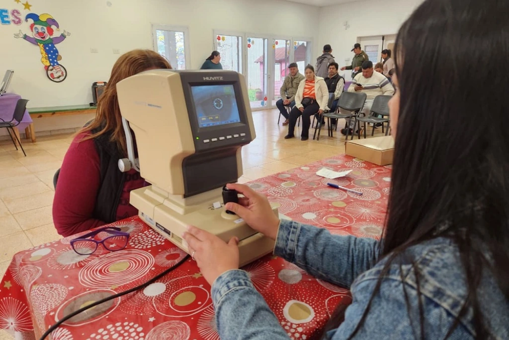Una mujer recibe control de la vista con autorefractómetro. Mirar Mejor - Campo Viera.