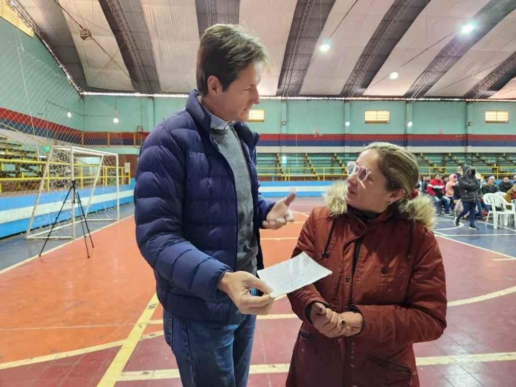 Héctor Decut y una vecina charlan durante el operativo de Mirar Mejor en Puerto Piray.