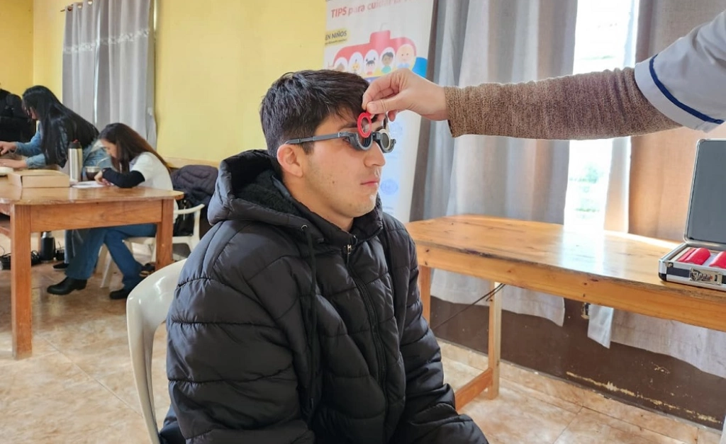 Oftalmóloga realiza prueba de lentes graduados a un joven vecino de San Martín durante el operativo.