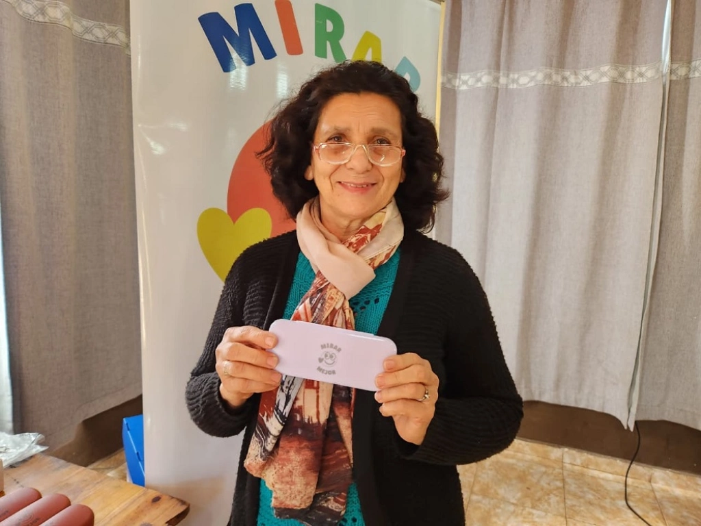 Vecina de San Martín luce sonriente sus nuevos lentes de Mirar Mejor.