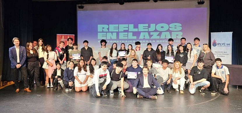 Alumnos participantes junto a autoridades del jurado y Héctor Decut - Foto grupal.