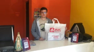 Magno, detrás del mostrador de la Agencia, piensa que "esta mención demuestra que vamos por buen camino".