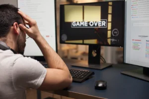 Hombre enojado frente a una pantalla después de perder en un juego online. Imagen ilustrativa.