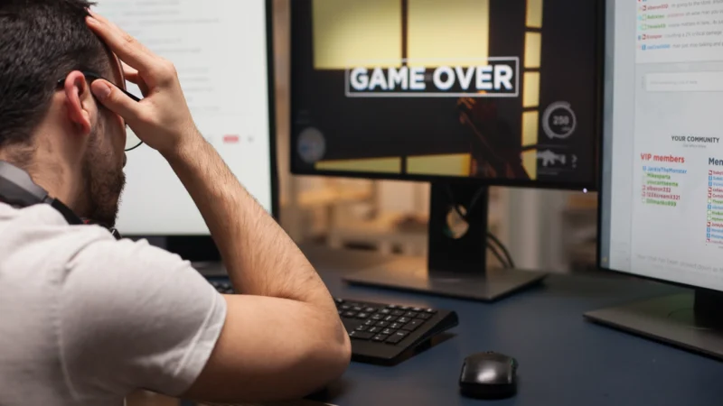 Hombre enojado frente a una pantalla después de perder en un juego online. Imagen ilustrativa.