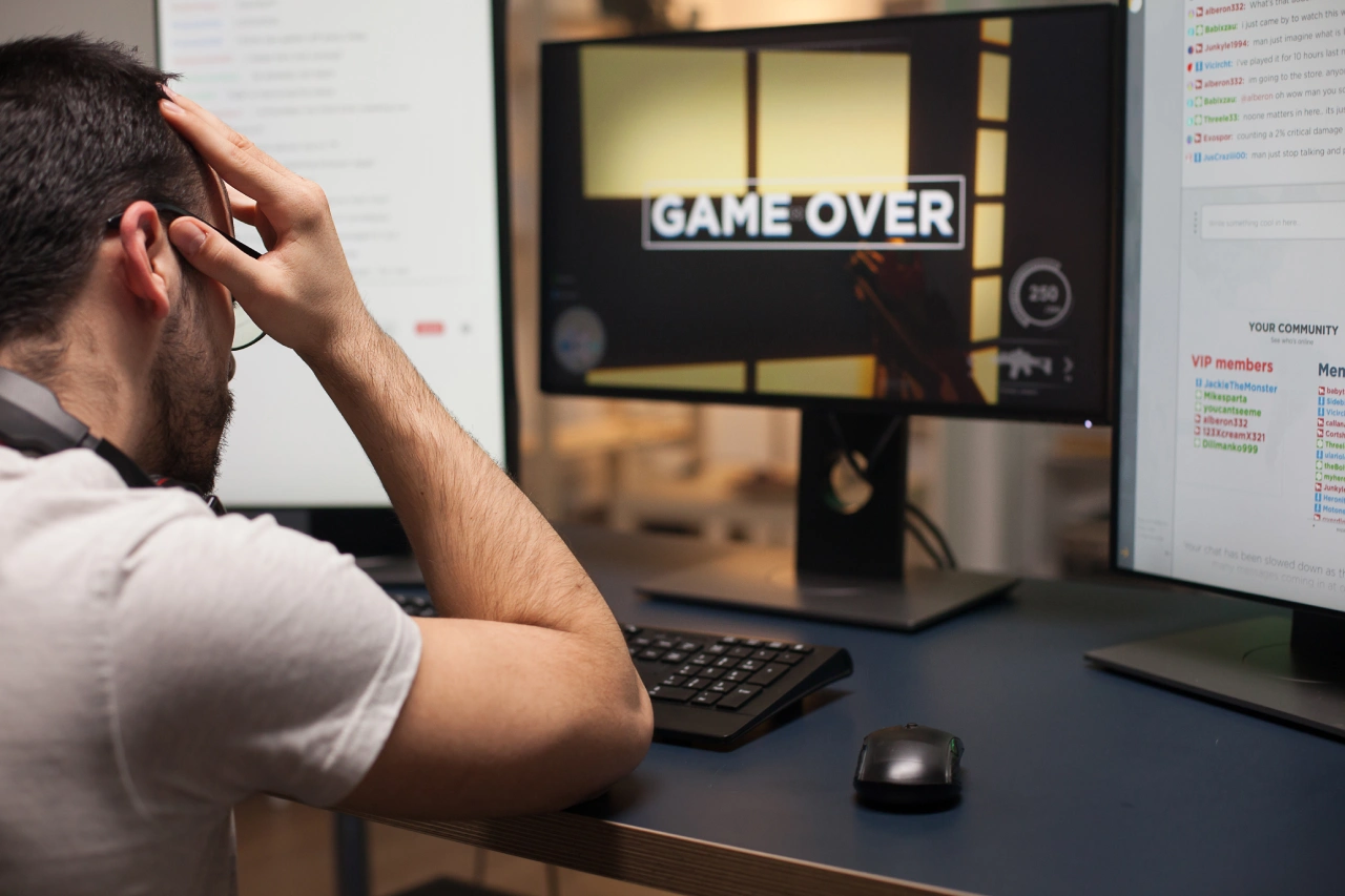 Hombre enojado frente a una pantalla después de perder en un juego online. Imagen ilustrativa.