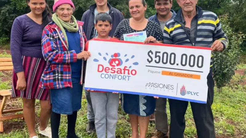 Miriam junto a su familia felices con su cheque, destinarán el premio a la construcción de su casa.