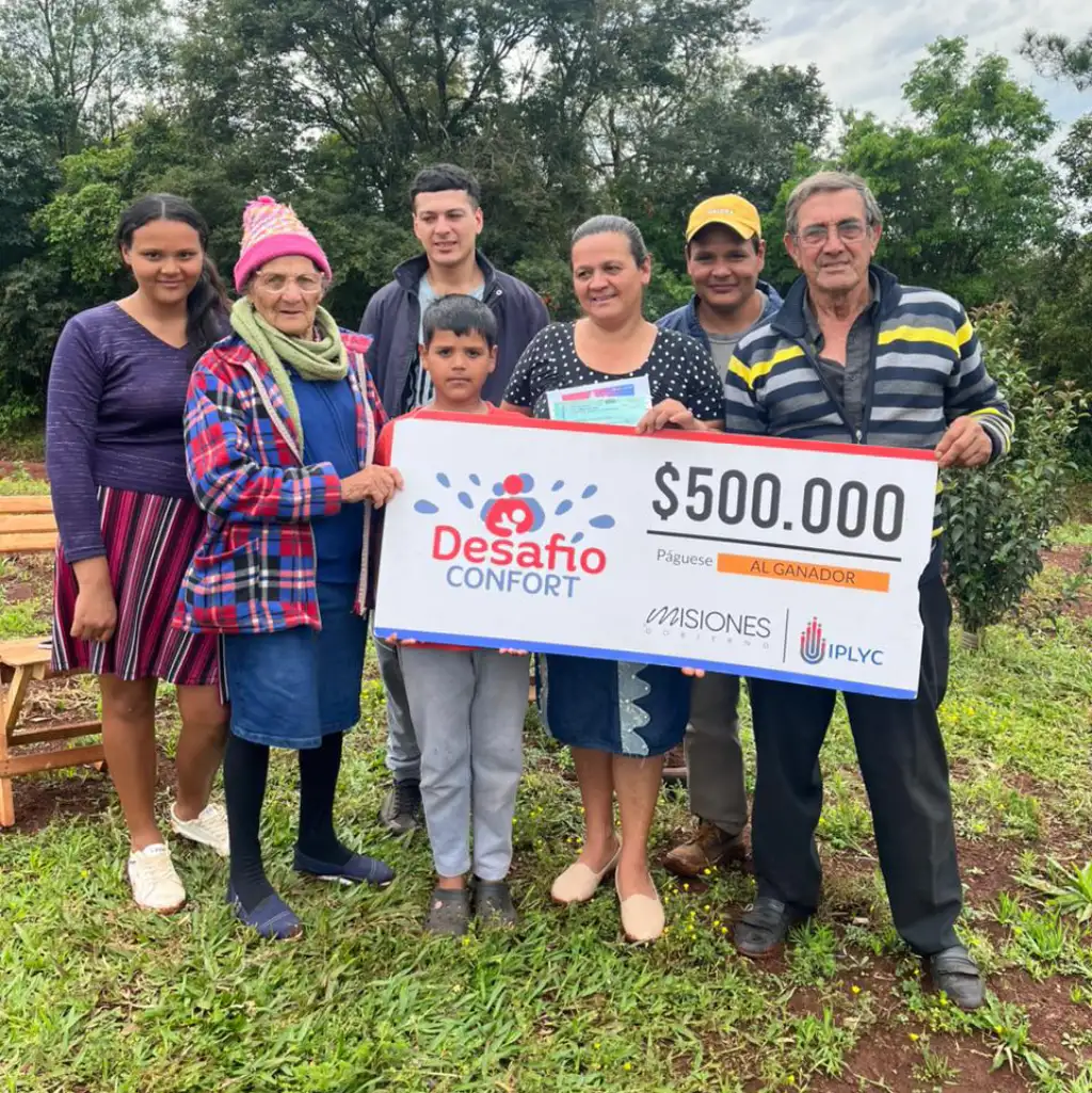 Miriam junto a su familia felices con su cheque, destinarán el premio a la construcción de su casa.