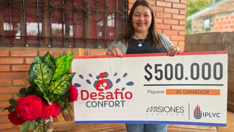 Estela, feliz con su cheque. Con el premio concluirá la construcción de su emprendimiento familiar.