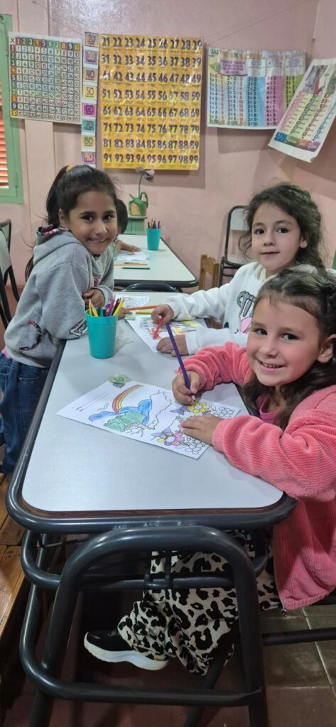 Tres niñas se divierten pintando durante el operativo en Caraguatay.