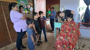 Niño recibe un corte de cabello junto a su mamá y hermanitos. Estamos con Vos - Caraguatay.
