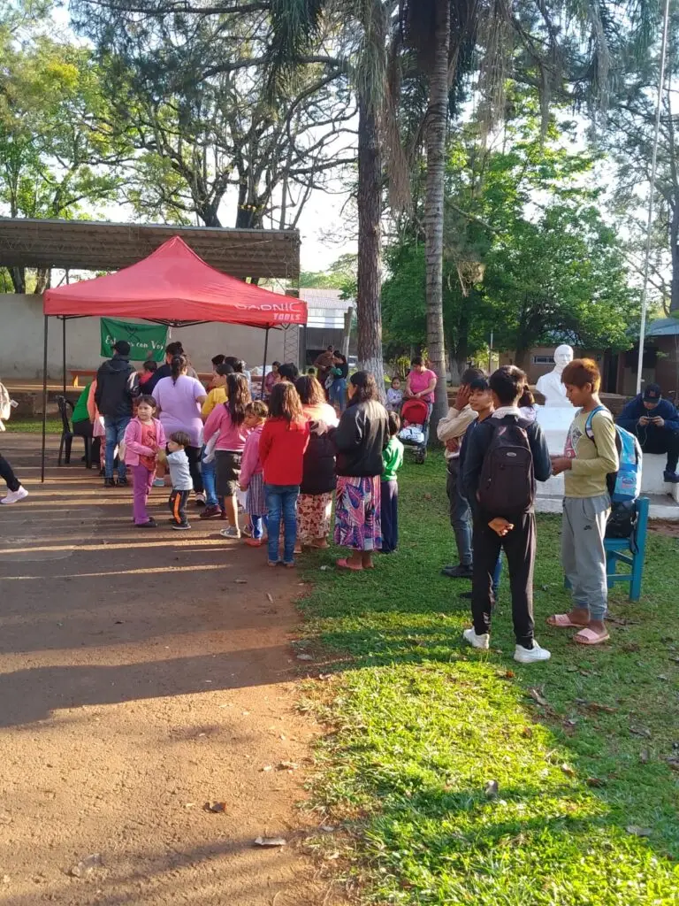 Vecinos hacen fila para ser atendidos durante el operativo de Estamos con Vos en Caraguatay.