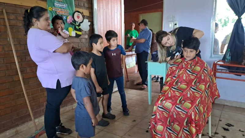 Niño recibe un corte de cabello junto a su mamá y hermanitos. Estamos con Vos - Caraguatay.