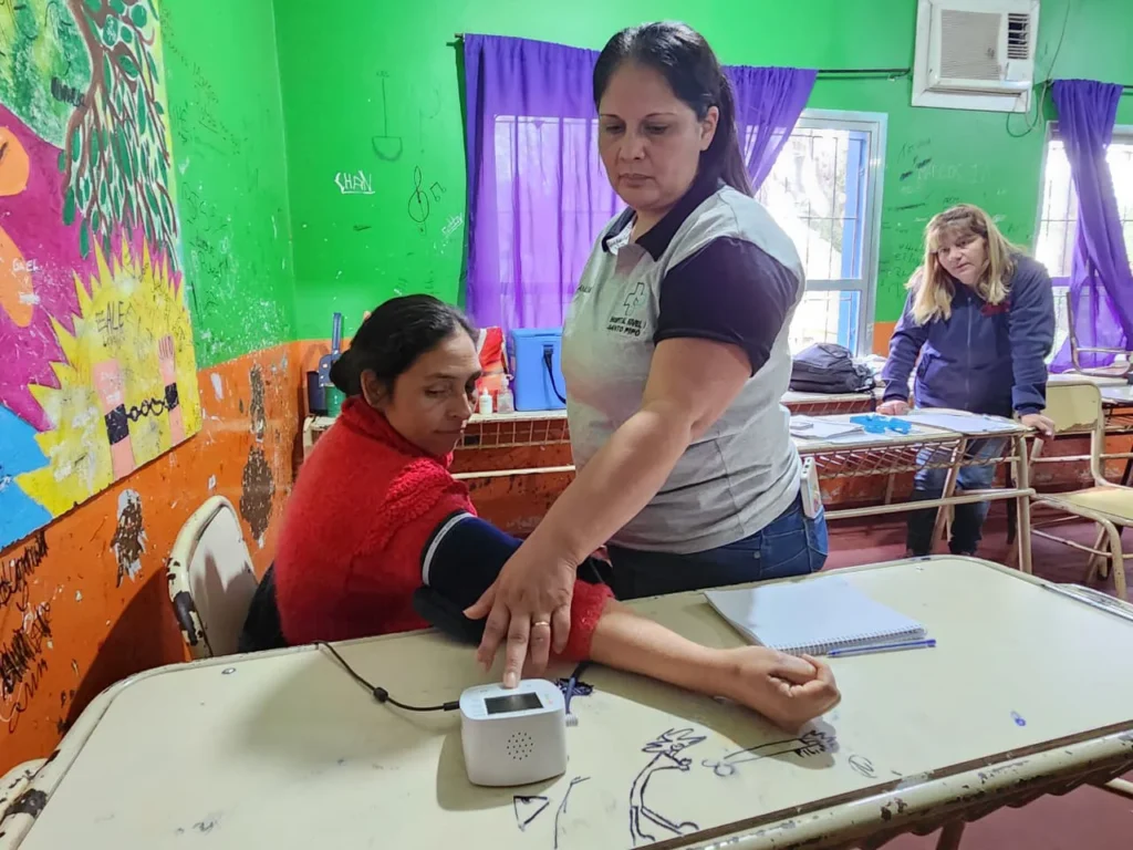 Enfermera mide presión arterial a una vecina de Santo Pipó durante el operativo.