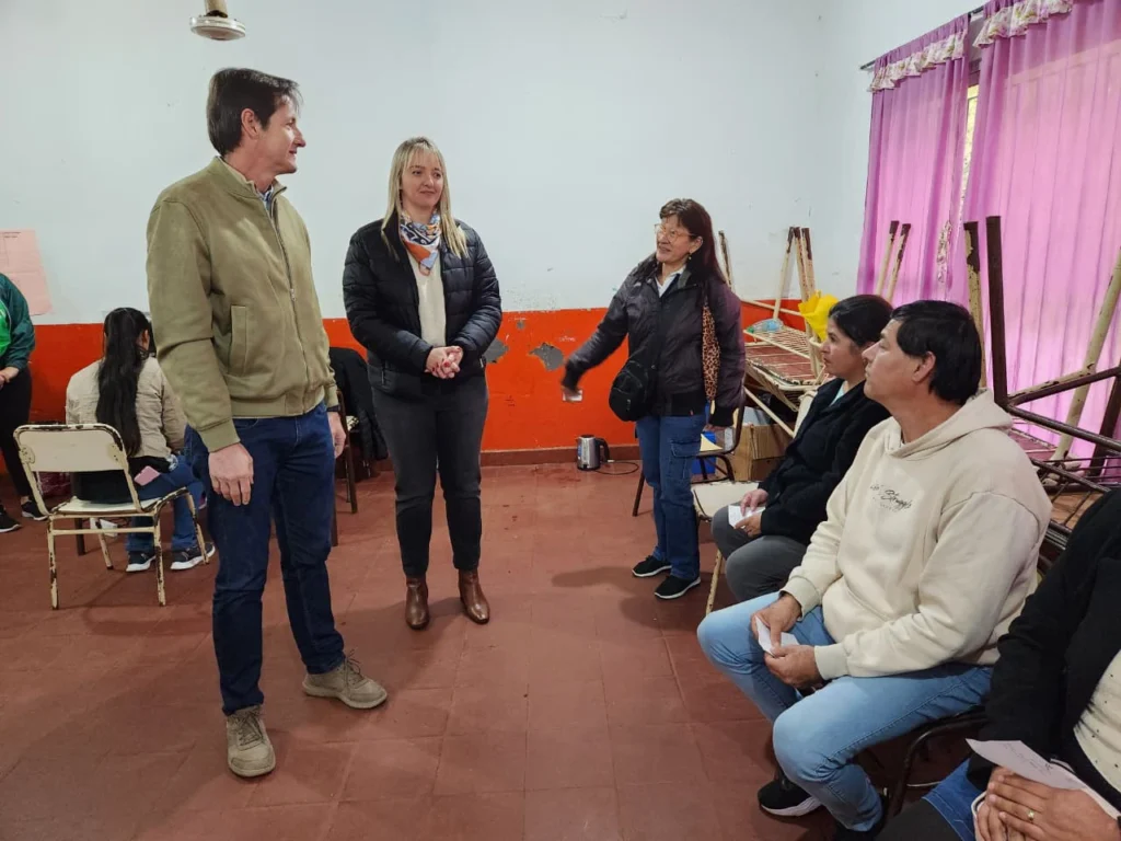 Héctor Decut charla con algunos vecinos durante el operativo de Estamos con Vos en Santo Pipó.