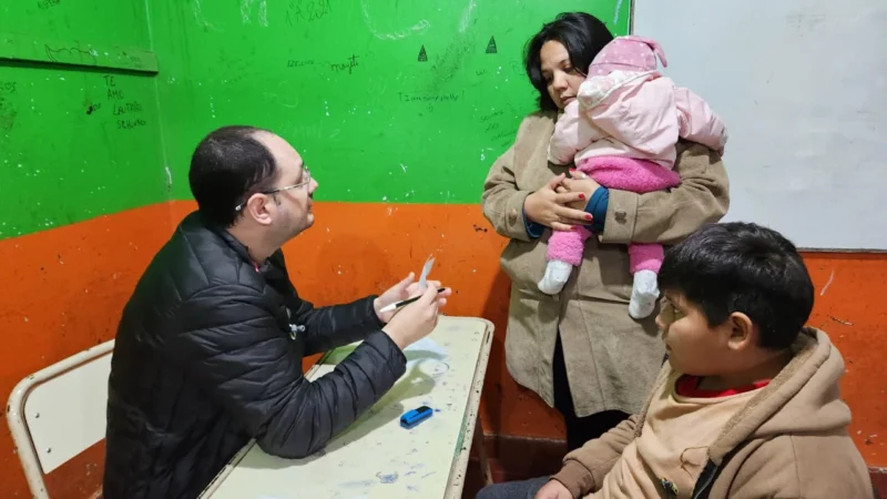 Colaborador del programa atiende a una mamá con sus dos hijos. Estamos con Vos - Santo Pipó.