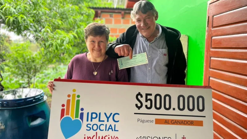 Jorge y su esposa felices con su cheque. Con el premio comprará ropa de trabajo y medicamentos.