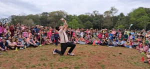 Poca Sopa despliega su show frente a multitud de niños en Cerro Corá.