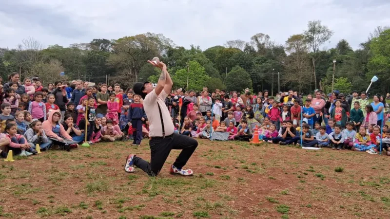 Poca Sopa despliega su show frente a multitud de niños en Cerro Corá.