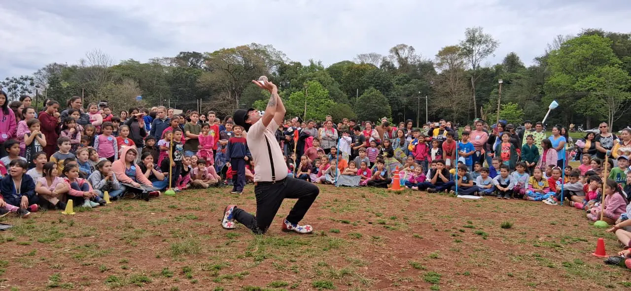 Poca Sopa despliega su show frente a multitud de niños en Cerro Corá.