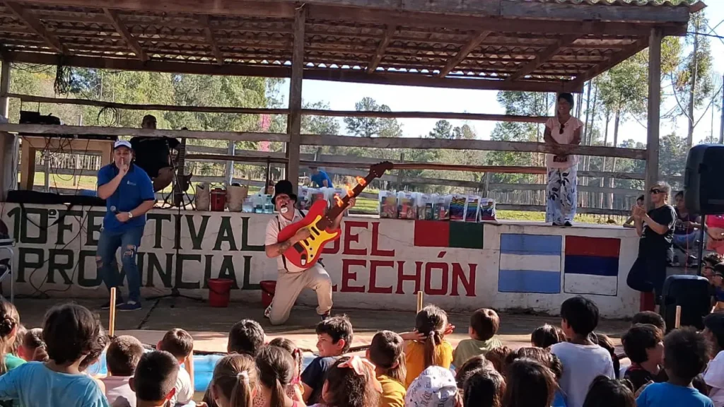 Poca Sopa divierte a los niños con su guitarra.