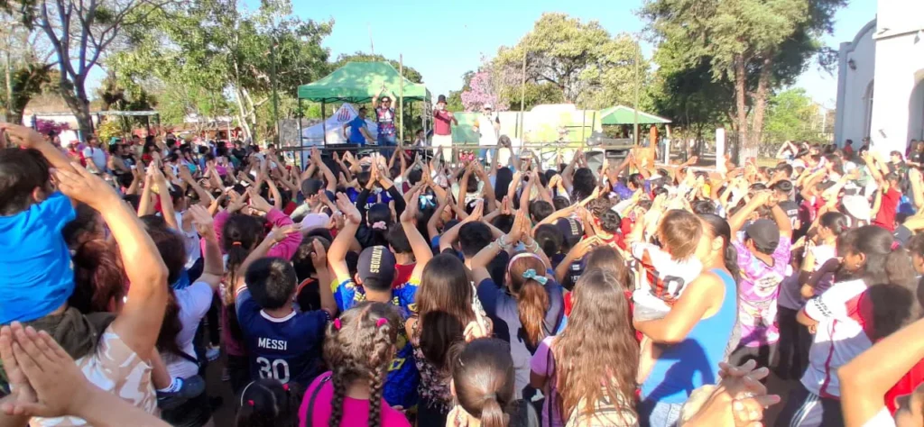 Multitud de niños festejan el show de Gurises en la plaza.