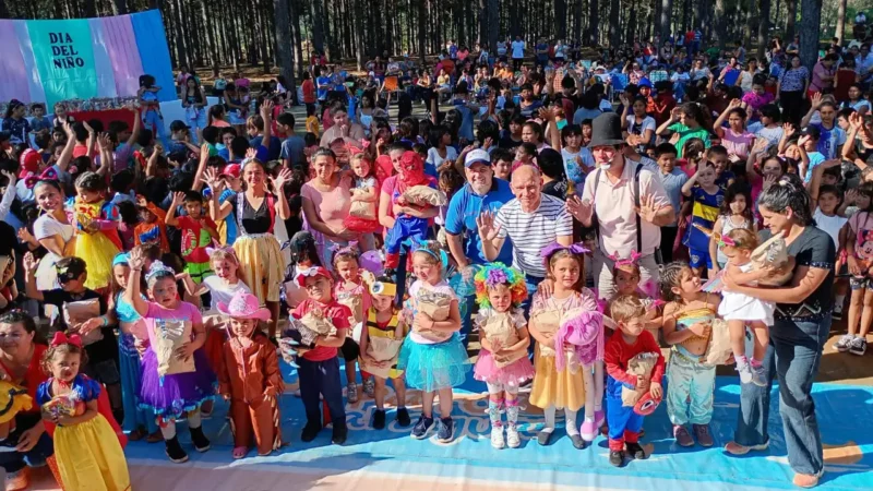 Equipo de Gurises felices junto a multitud de niños en Corpus. Cierre Mes de las Infancias
