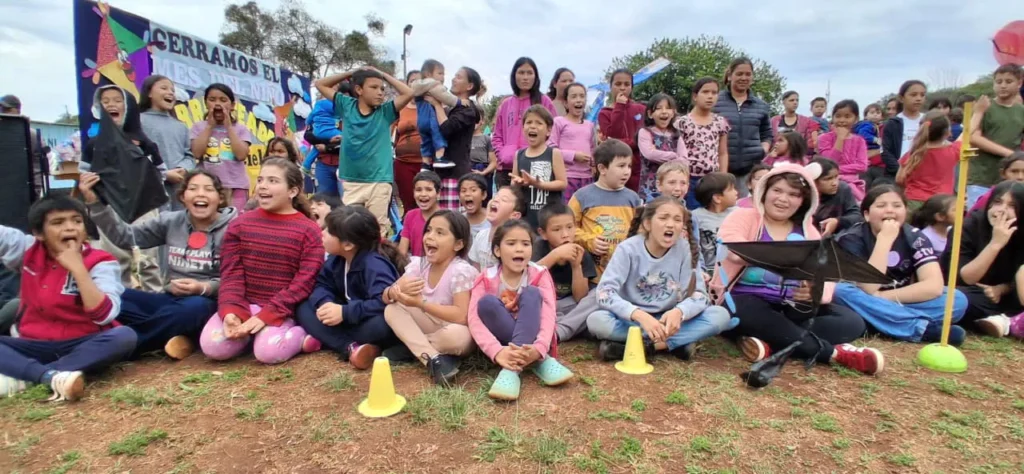 Multitud de niños de Guaraní disfrutan del show de Gurises Felices.