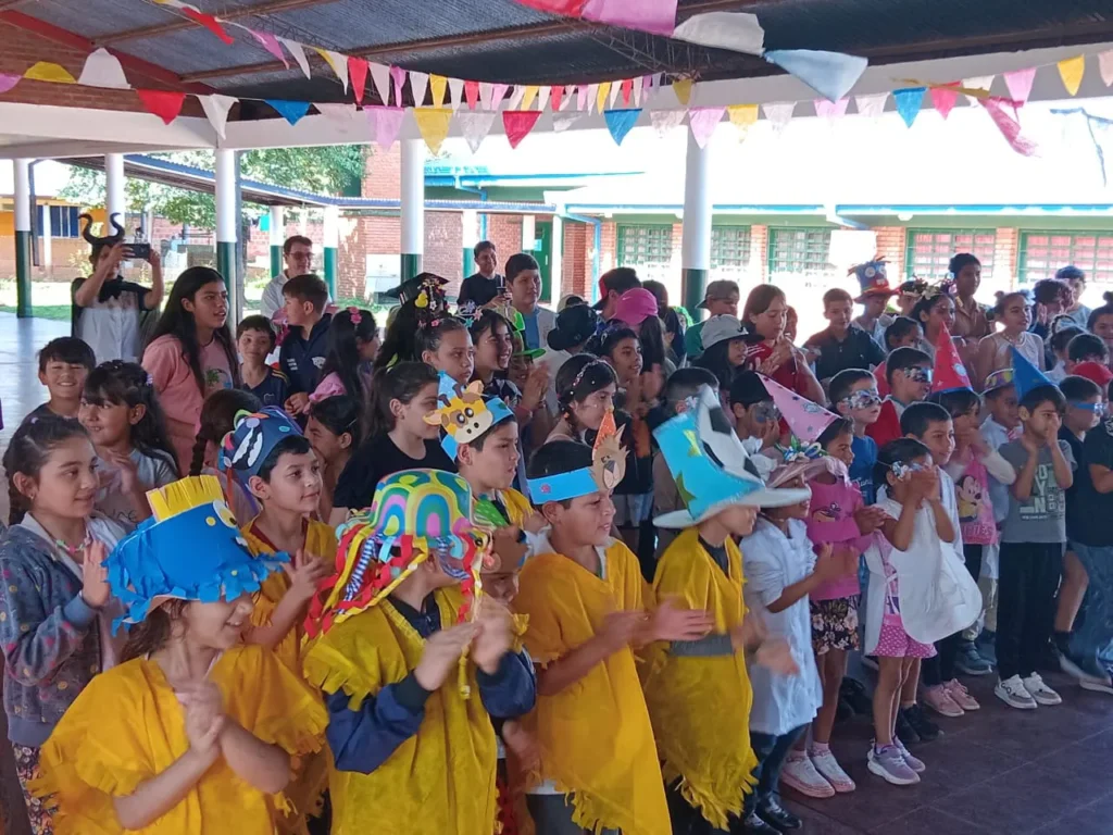 Los niños de la Escuela 109 de San Javier disfrutan del show de Gurises Felices.