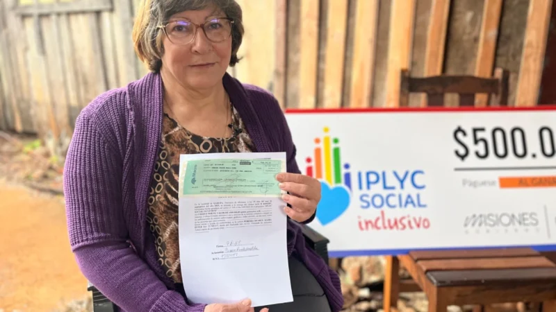 María con su cheque del Inclusivo. El dinero del premio será destinado a atención odontológica.