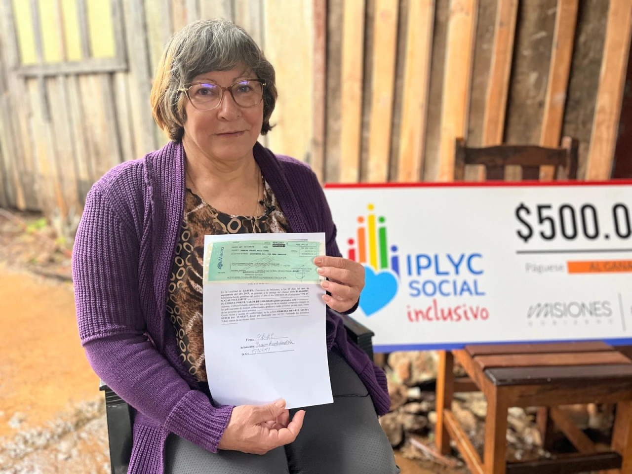 María con su cheque del Inclusivo. El dinero del premio será destinado a atención odontológica.