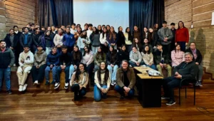 Alumnos, docentes y equipo de Juego Responsable, en Alem.