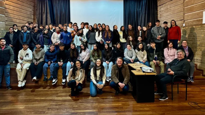 Alumnos, docentes y equipo de Juego Responsable, en Alem.
