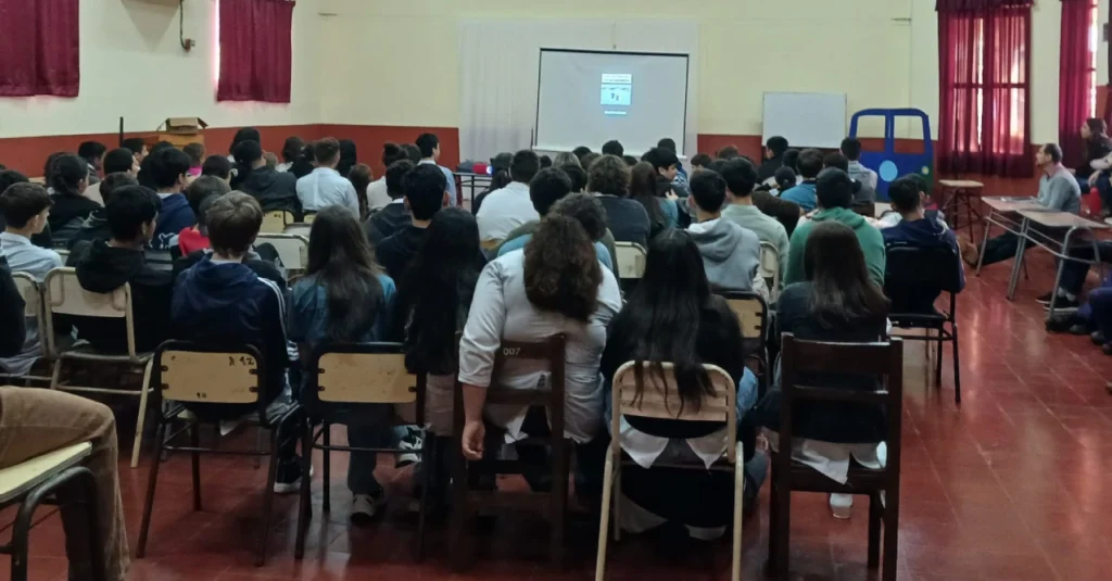Alumnos durante la charla con Juego Responsable.