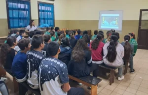 Alumnos durante la charla con Juego Responsable en sus visitas a Capioví y Bonpland.