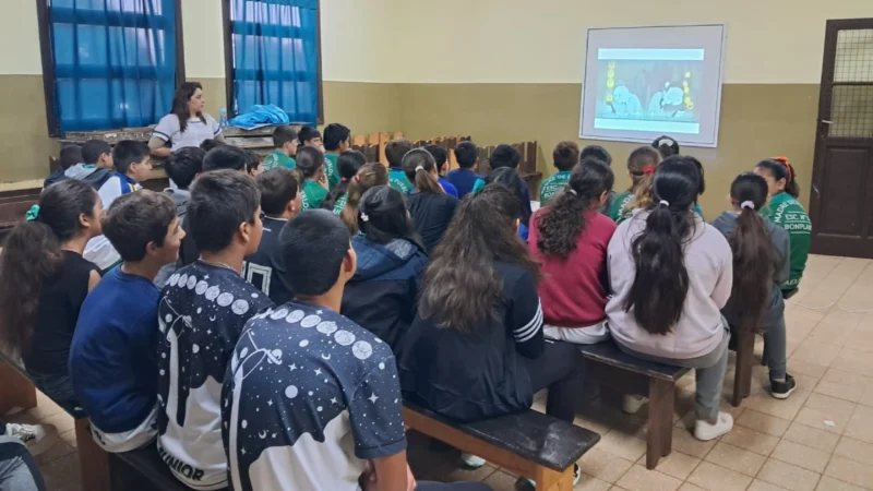 Alumnos durante la charla con Juego Responsable en sus visitas a Capioví y Bonpland.