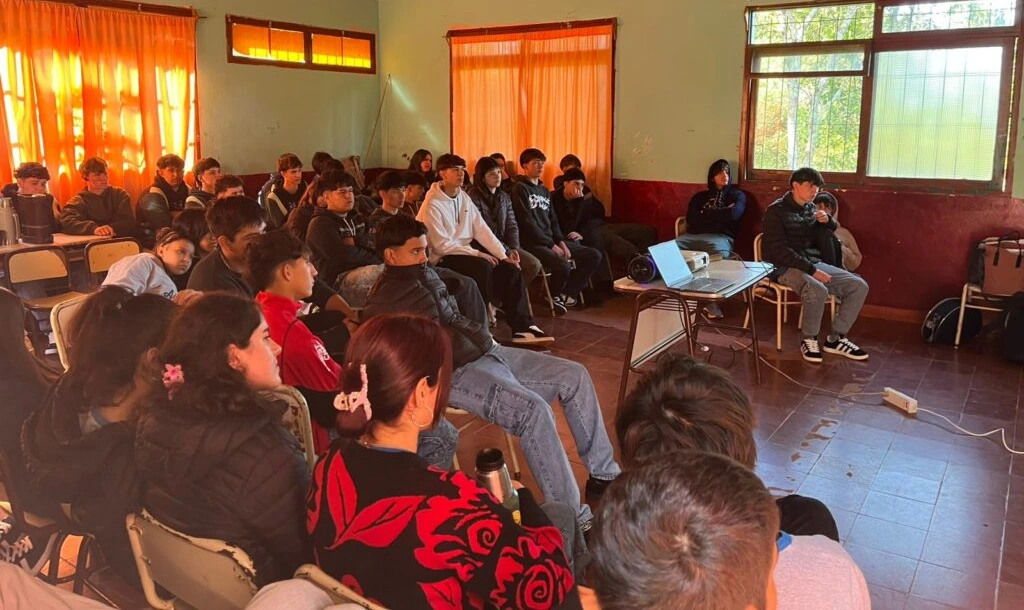 Alumnos del BOP 19 durante la charla sobre dispositivos y apuestas con, Juego Responsable.