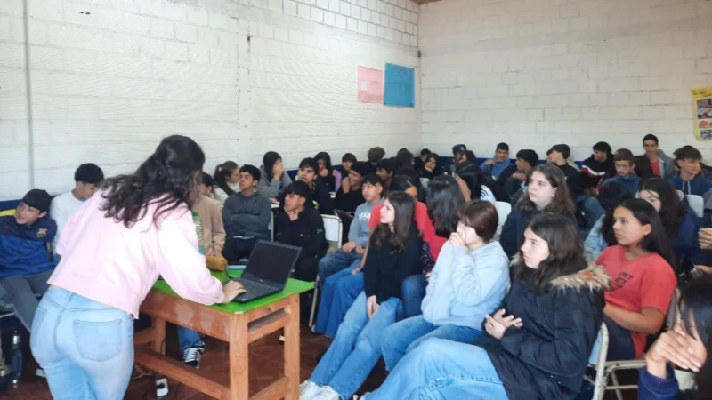 Alumnos del BOP 19 durante la charla sobre dispositivos y apuestas con, Juego Responsable.