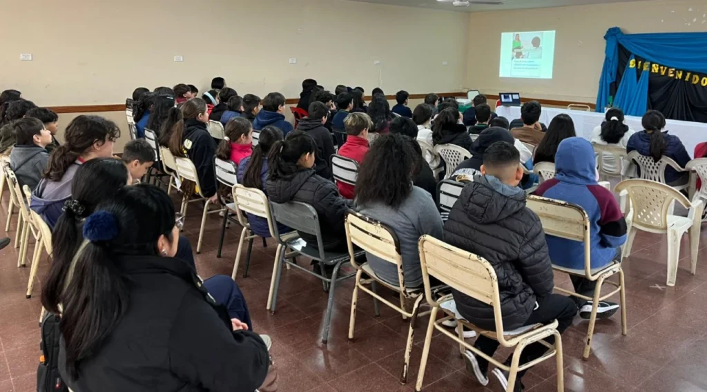 Alumnos de la Escuela 43 durante la charla con Juego Responsable.