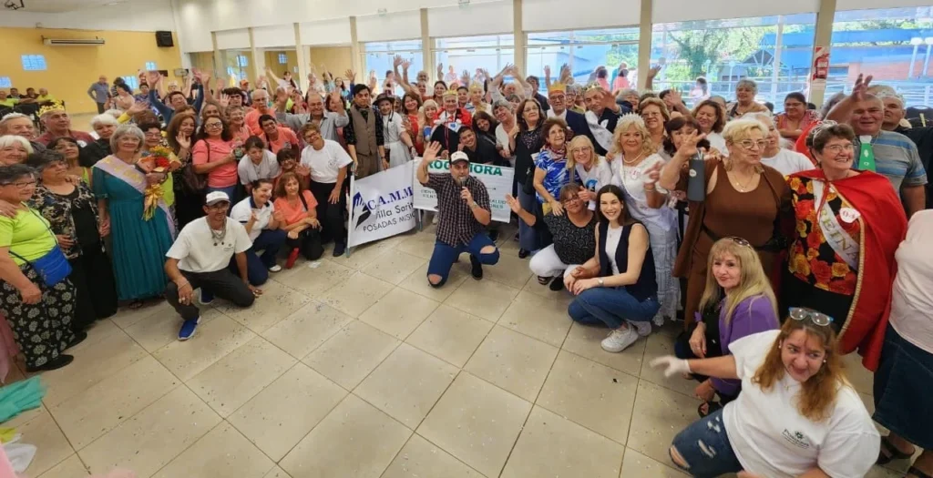 Foto grupal: equipo del Mateando con todos los abuelos que participaron del encuentro.