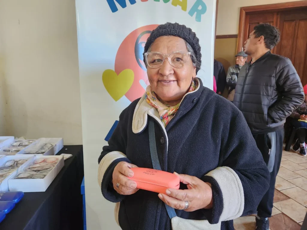 Señora mayor sonríe con sus nuevos lentes de Mirar Mejor. Concepción De La Sierra.