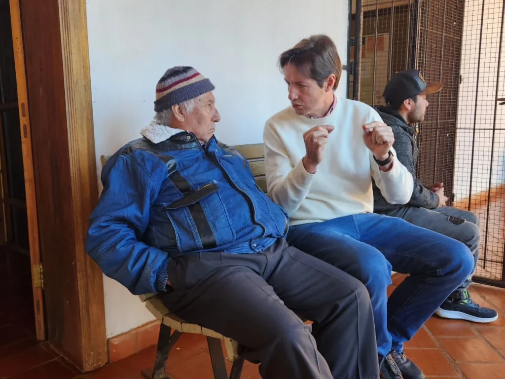 Héctor Decut y un vecino charlan durante el operativo .