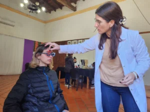 Oftalmóloga de Mirar Mejor prueba graduaciones de lentes a una joven vecina de Concepción De La Sierra.